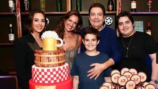 Em foto rara, FaustÃ£o aparece com todos os filhos em aniversÃ¡rio da mulher Luciana