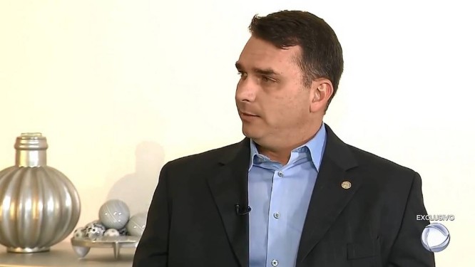 O deputado estadual e senador eleito Flávio Bolsonaro, durante entrevista à 'Record' Foto: Reprodução