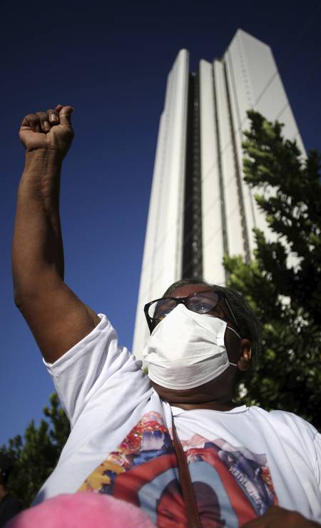 Marta, avó de Miguel e que também trabalhava como empregada da família Corte Real, diante de uma das “Torres Gêmeas”. Foto: Hesiodo Goes / Reuters