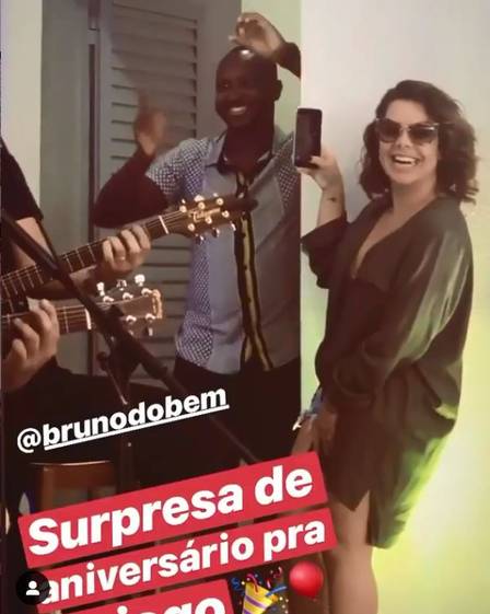 Fernanda Souza enjooa, aparece mais cheinha na SapucaÃ­ e levanta rumores de gravidez
