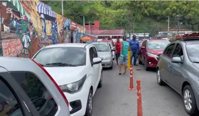 Motoristas aguardam nas longas filas