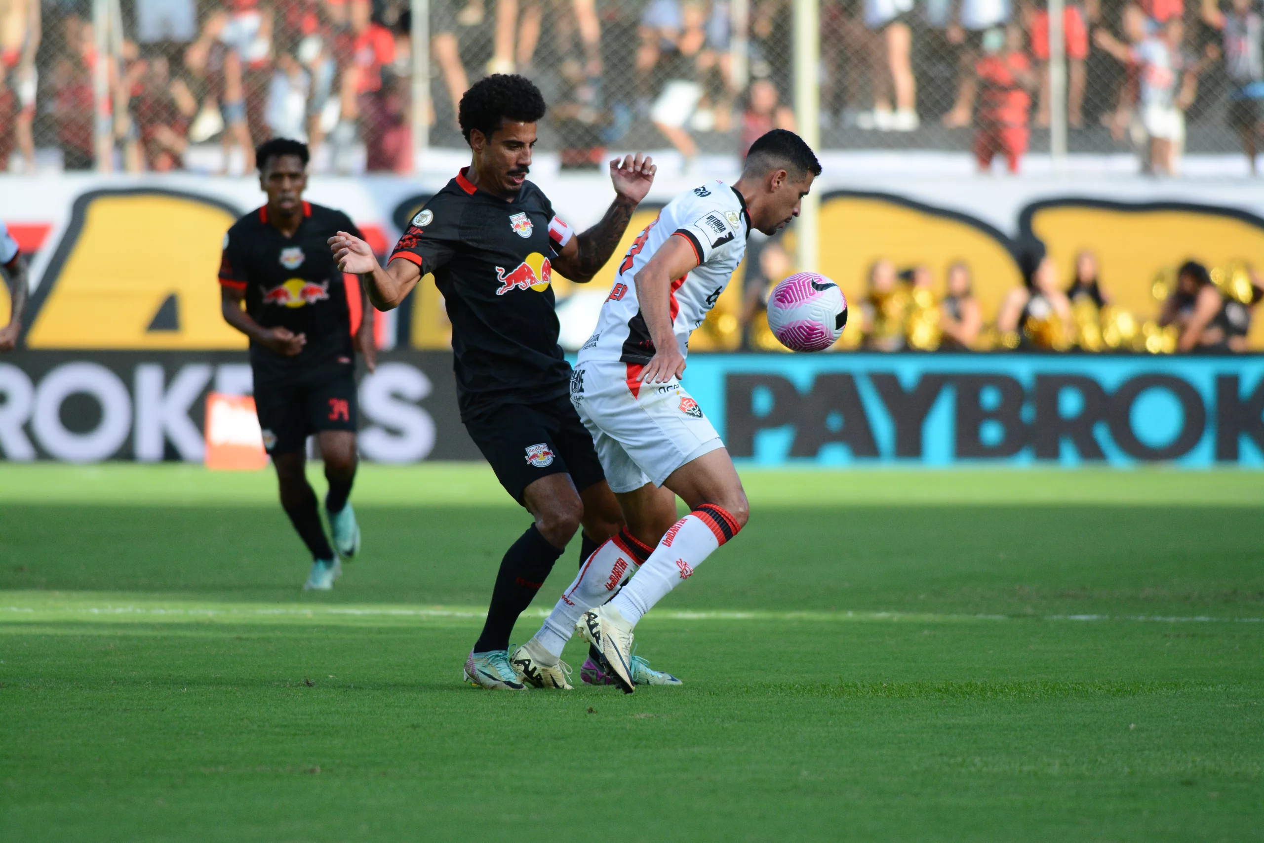 Vitória vence o Bragantino e sai da zona de rebaixamento