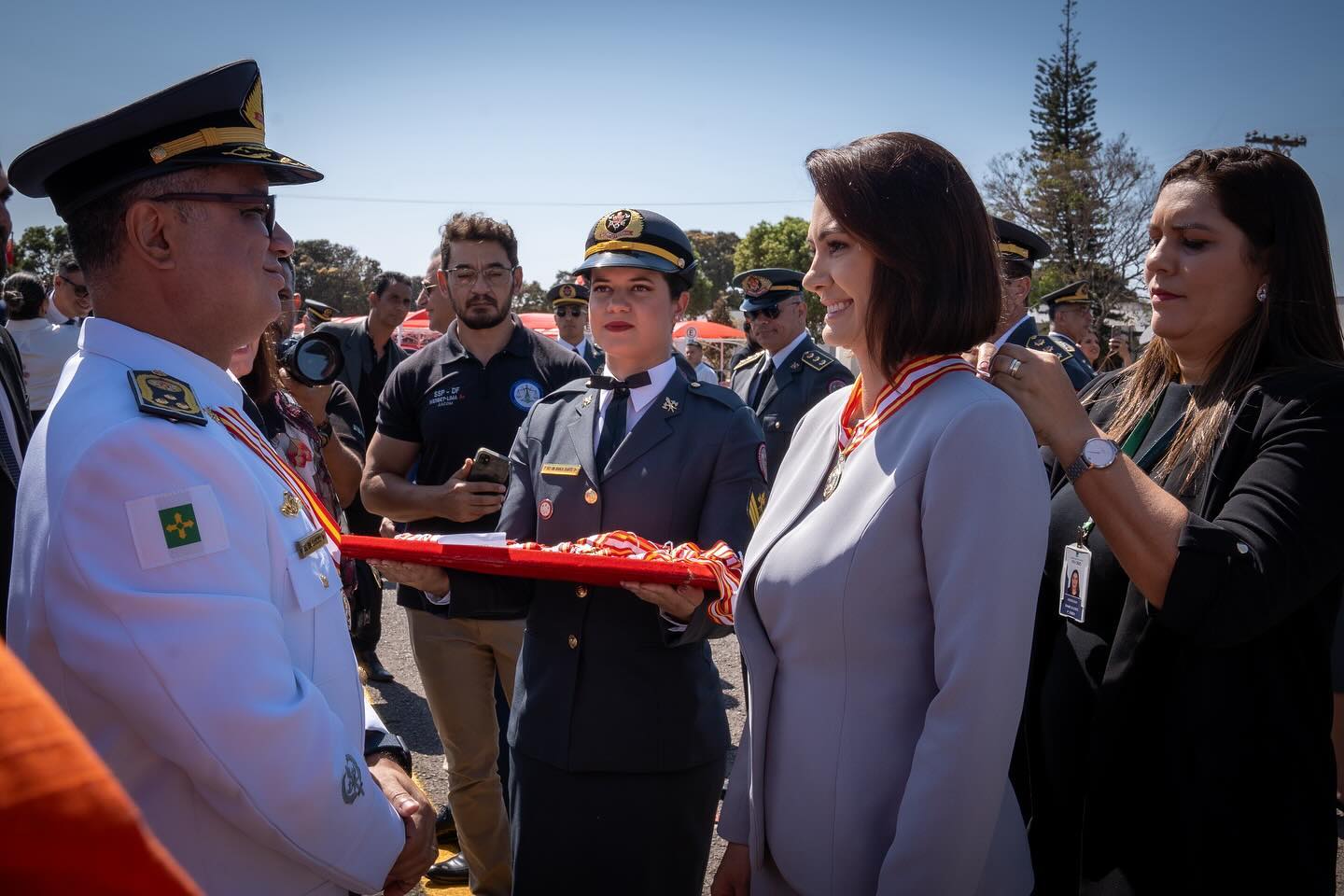 Michelle Bolsonaro recebe condecoração do Corpo de Bombeiros do DF