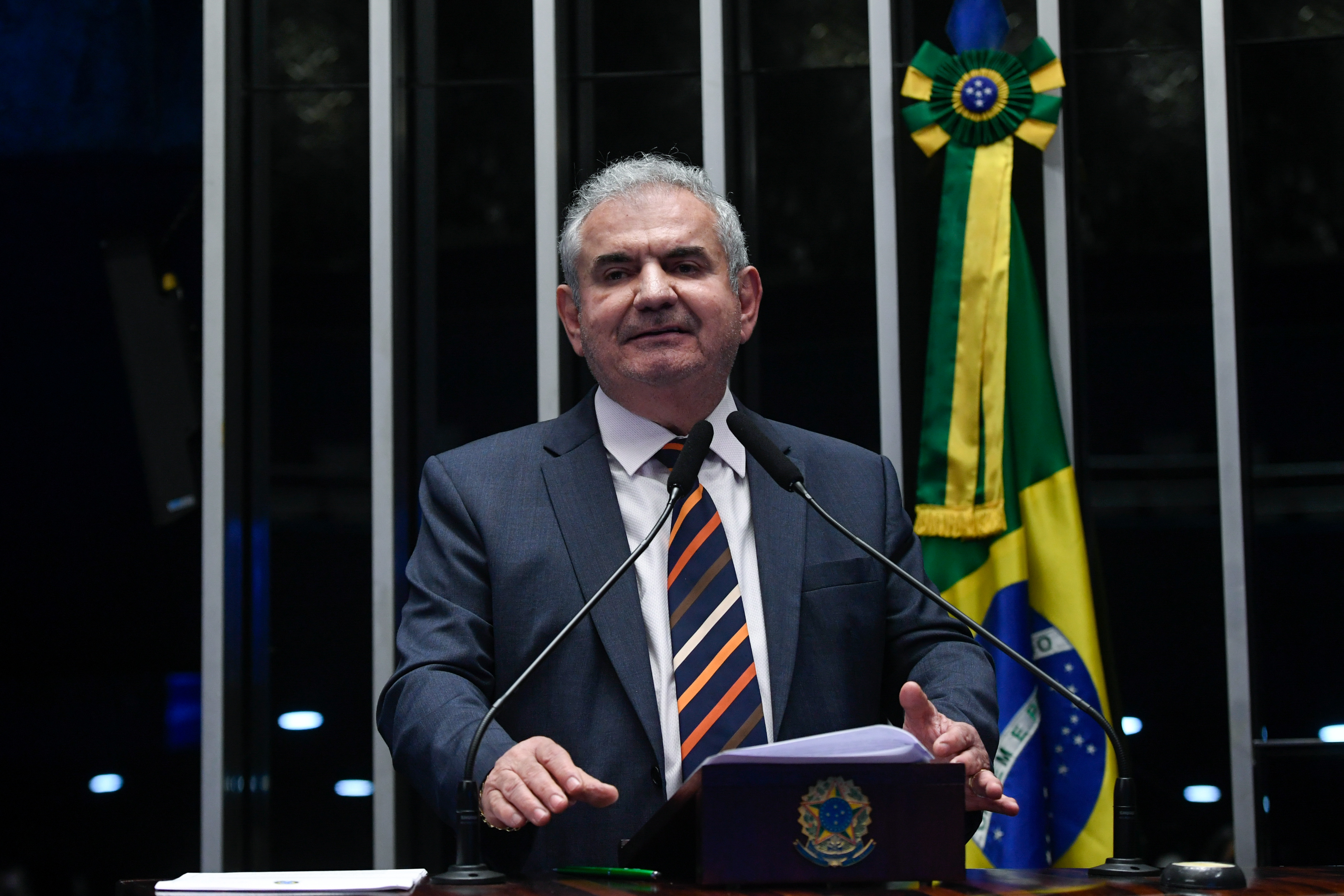 Coronel 'cutuca' PT e brinca com Adolfo durante evento com Kassab