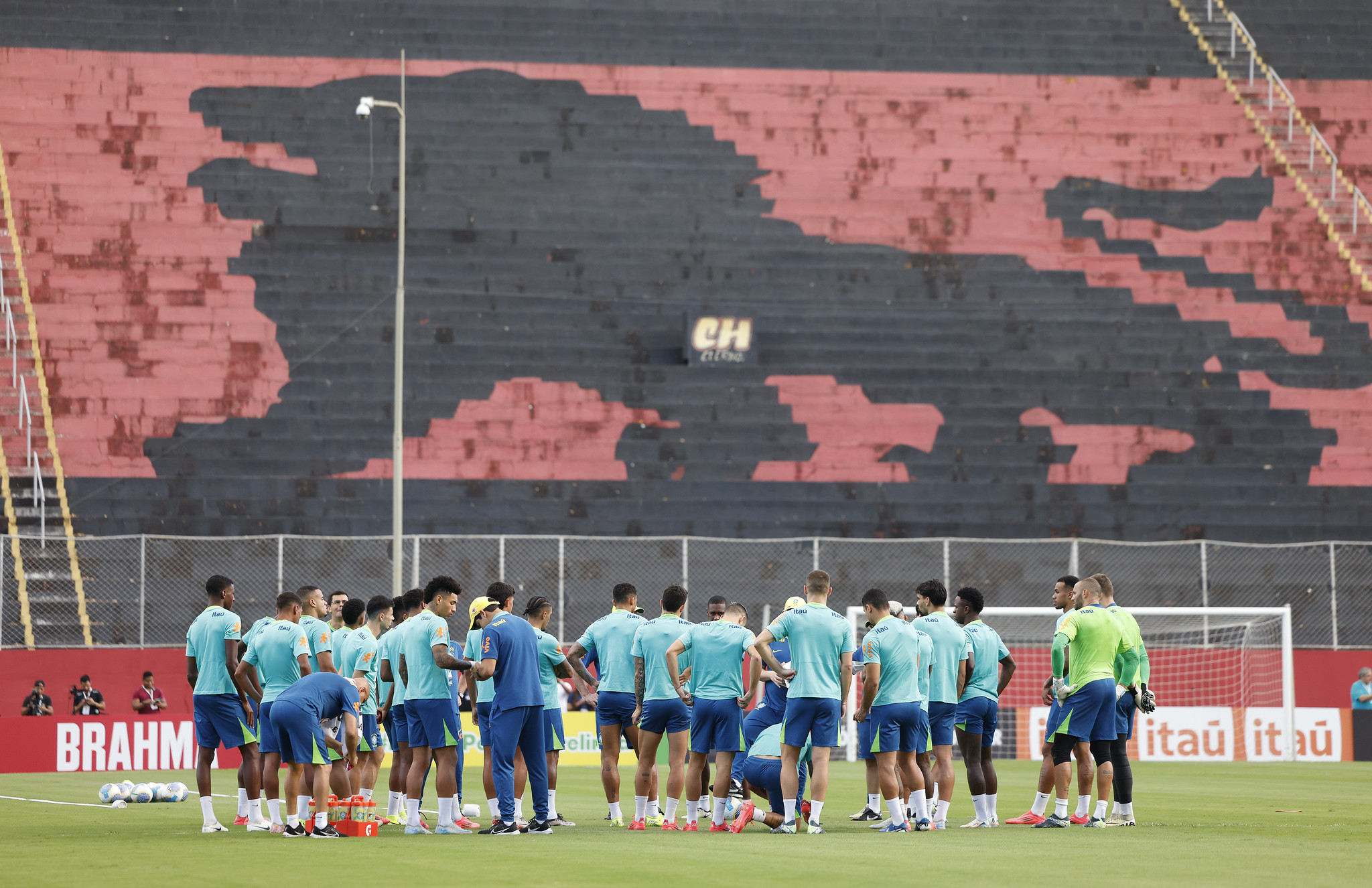 Dorival Júnior comanda treino da Seleção Brasileira em Salvador