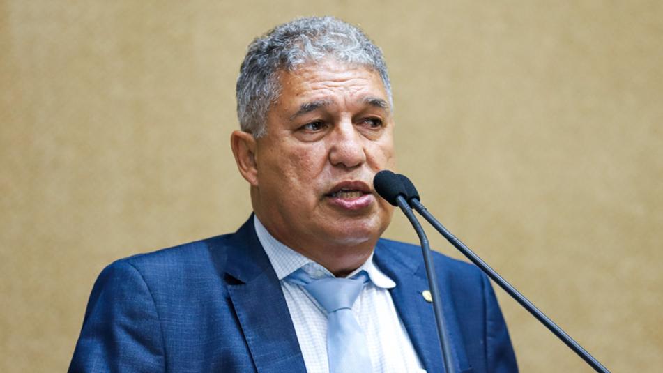 Deputado Rosemberg Pinto (PT) em discurso na Alba. Foto: Ascom ALBA/Divulgação