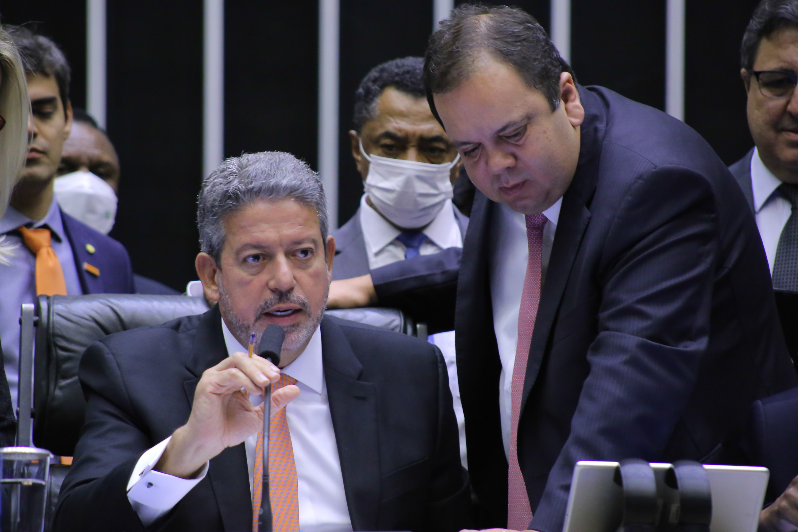 Elmar Nascimento ao lado de Arthur Lira. Foto: Michel Jesus/Câmara dos Deputados