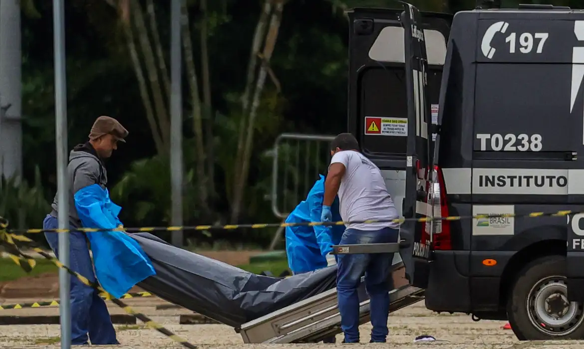Corpo de autor de atentado é retirado da sede do STF, nesta sexta-feira (14)