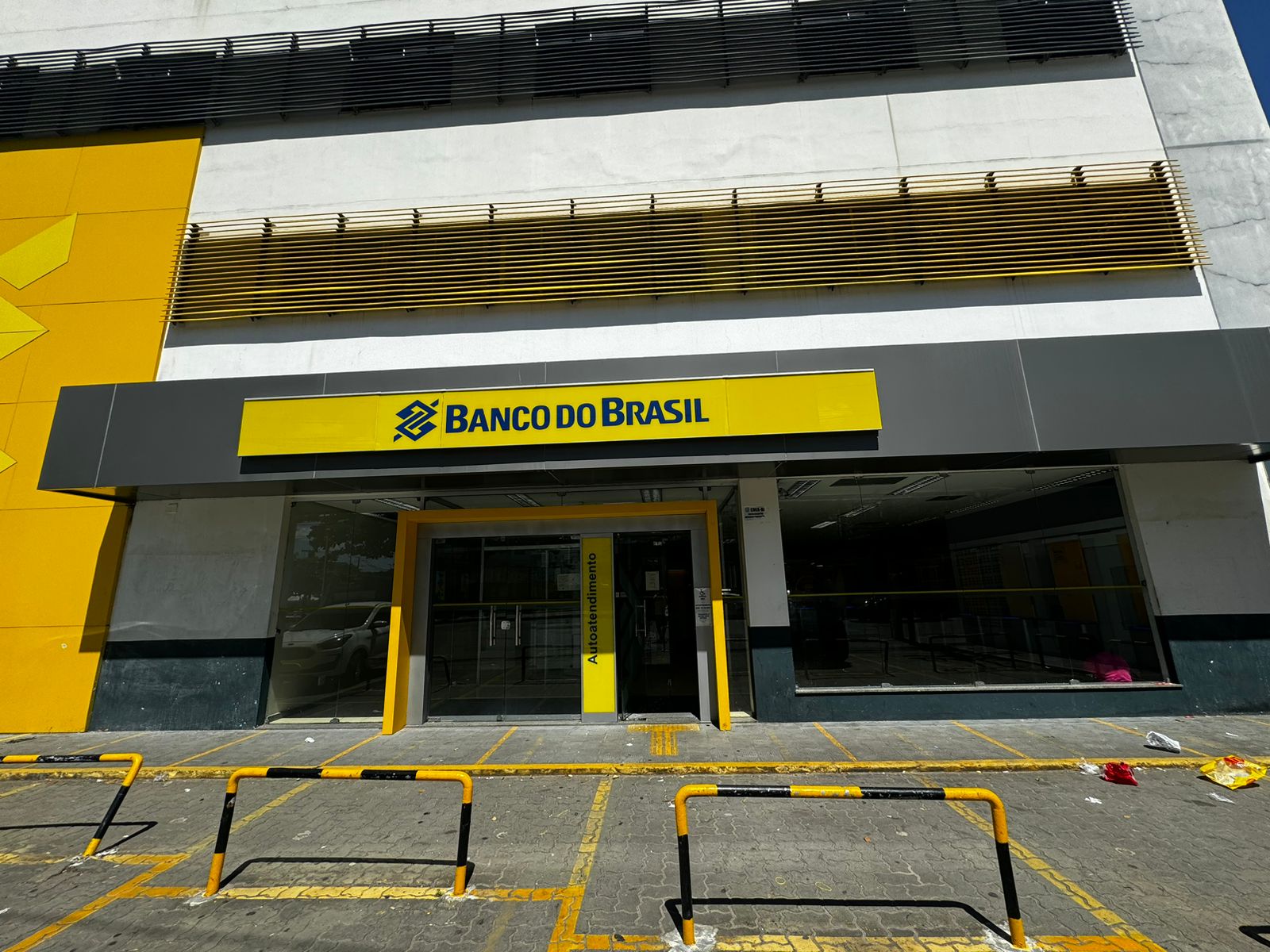 Agência do Banco do Brasil é vandalizada no bairro do Imbuí, em Salvador