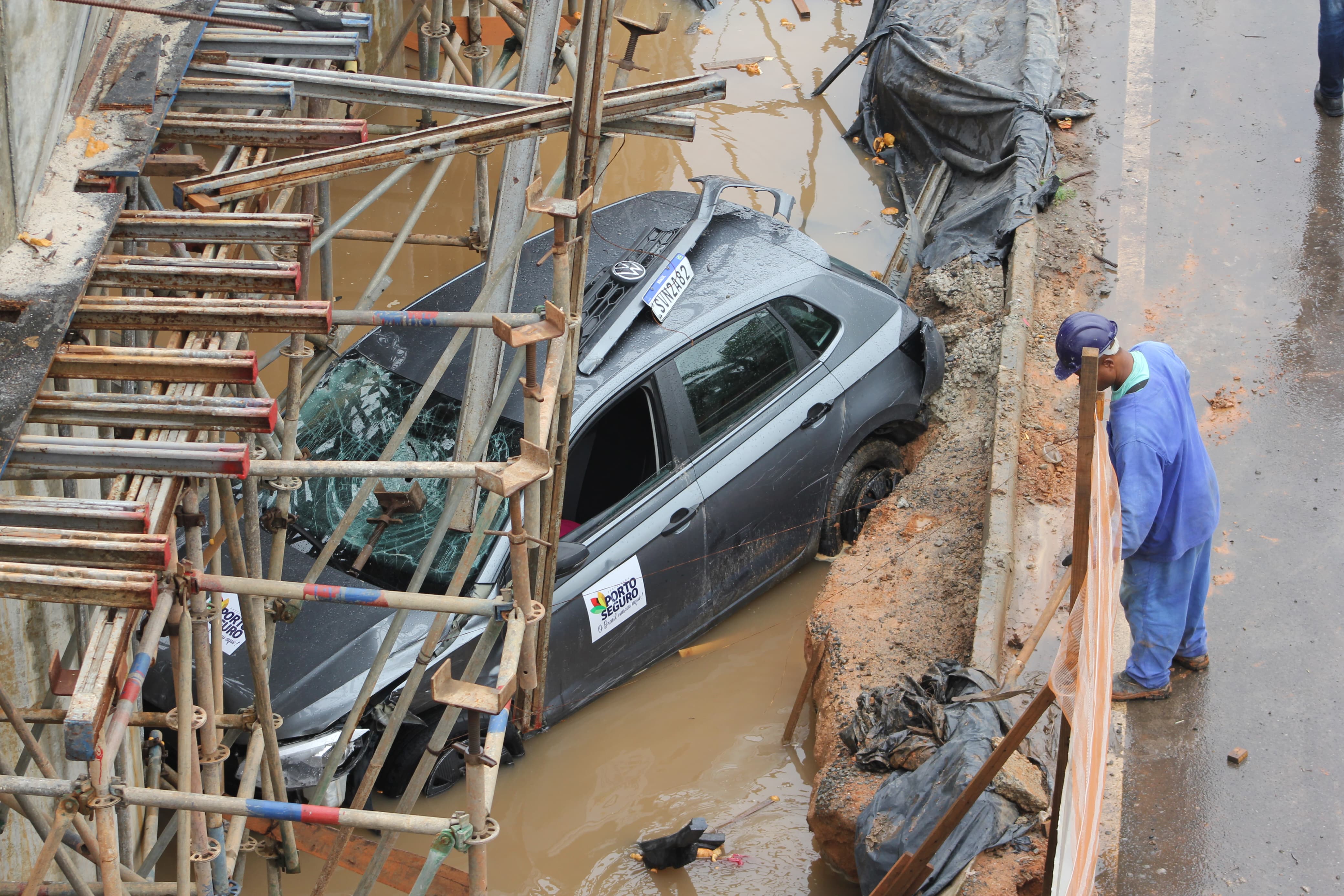 Carro da Prefeitura de Porto Seguro cai em vala de obra em Salvador