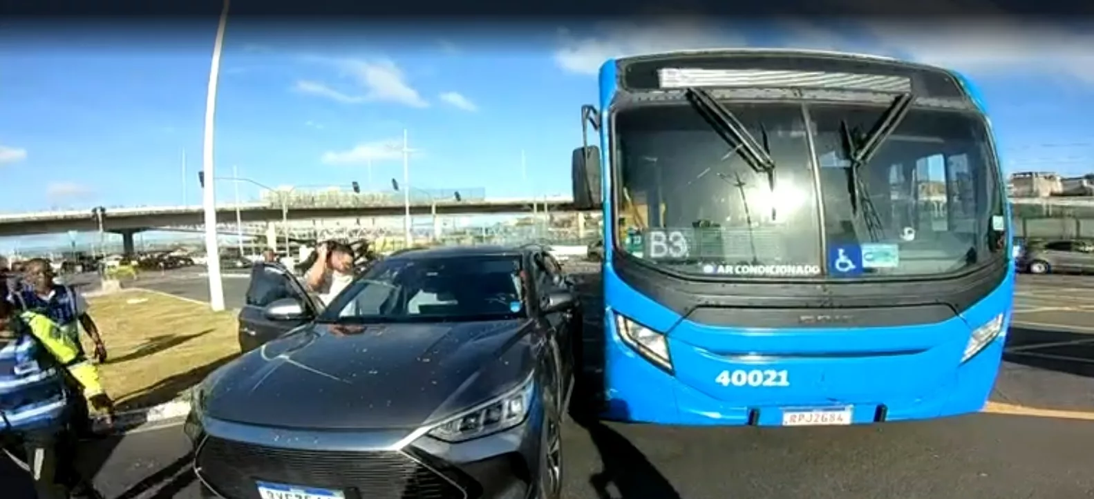 Carro e ônibus do BRT colidem próximo a Avenida Paralela na manhã desta quinta-feira