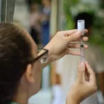 Órgão faz alerta sobre ausência de vacinas contra três doenças na rede de saúde; governo federal reage