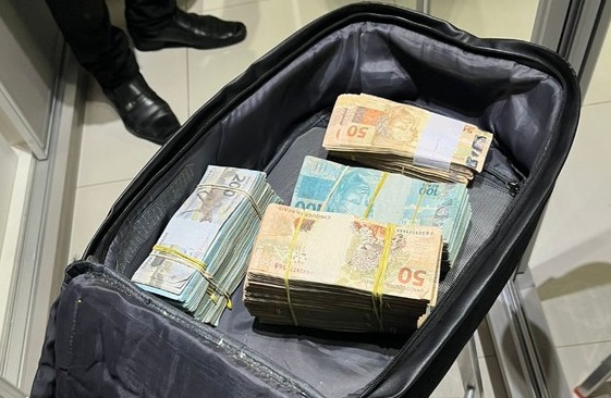 Dinheiro foi apreendido em jatinho que seguia de Salvador para Brasília. Foto: Divulgação/PF