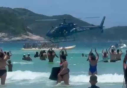 Policiais recuperam fuzil que caiu no mar