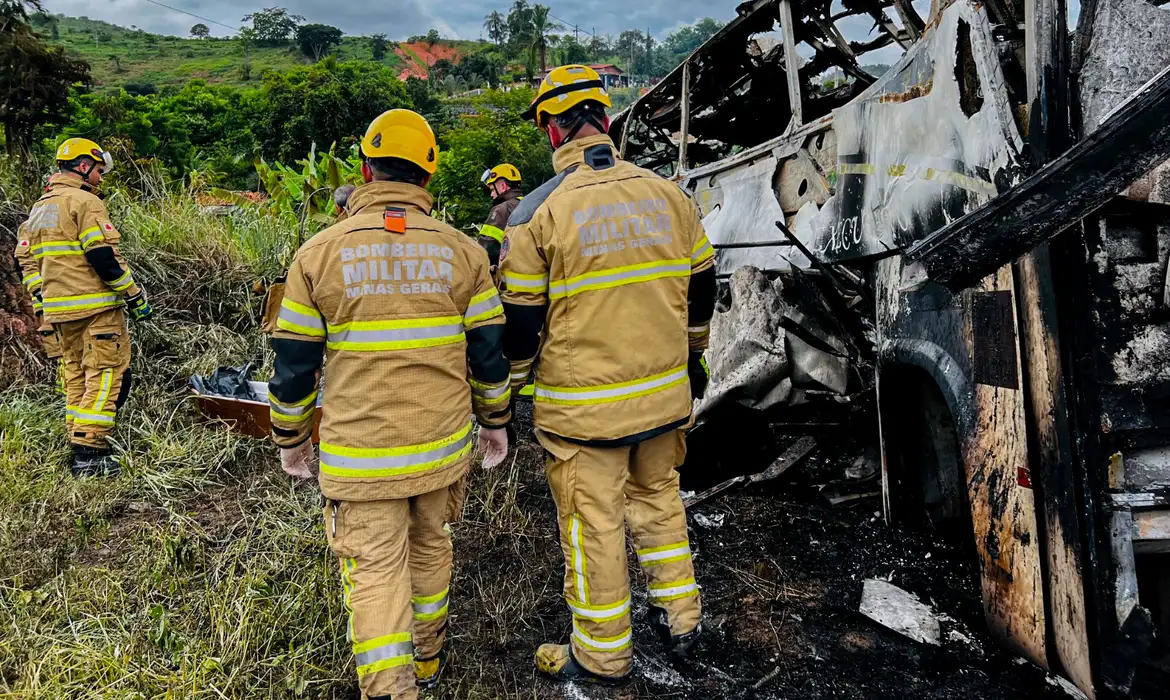 Tragédia na estrada: polícia identifica 26 dos 41 mortos de acidente no interior de Minas
