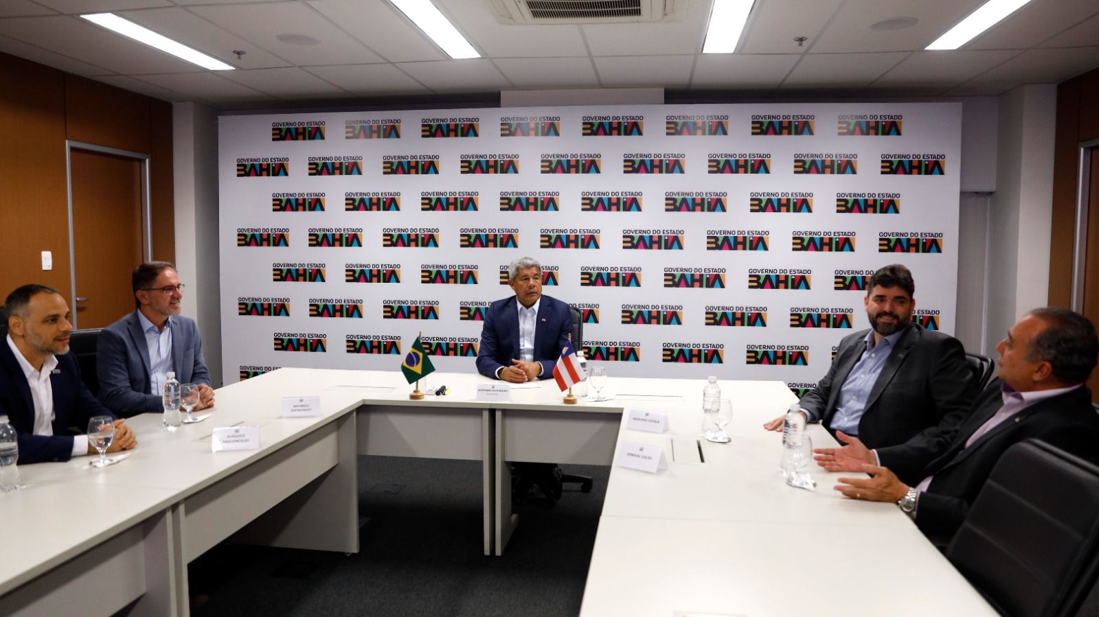 Jerônimo oficializa primeiras mudanças no secretariado