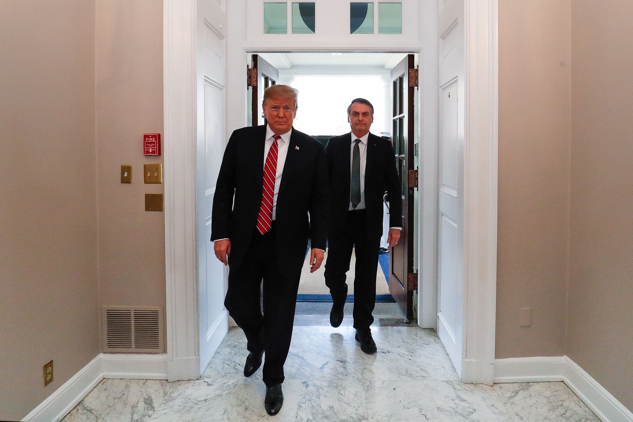 VÍDEO: Jair Bolsonaro chora ao assistir posse de Donald Trump nos EUA