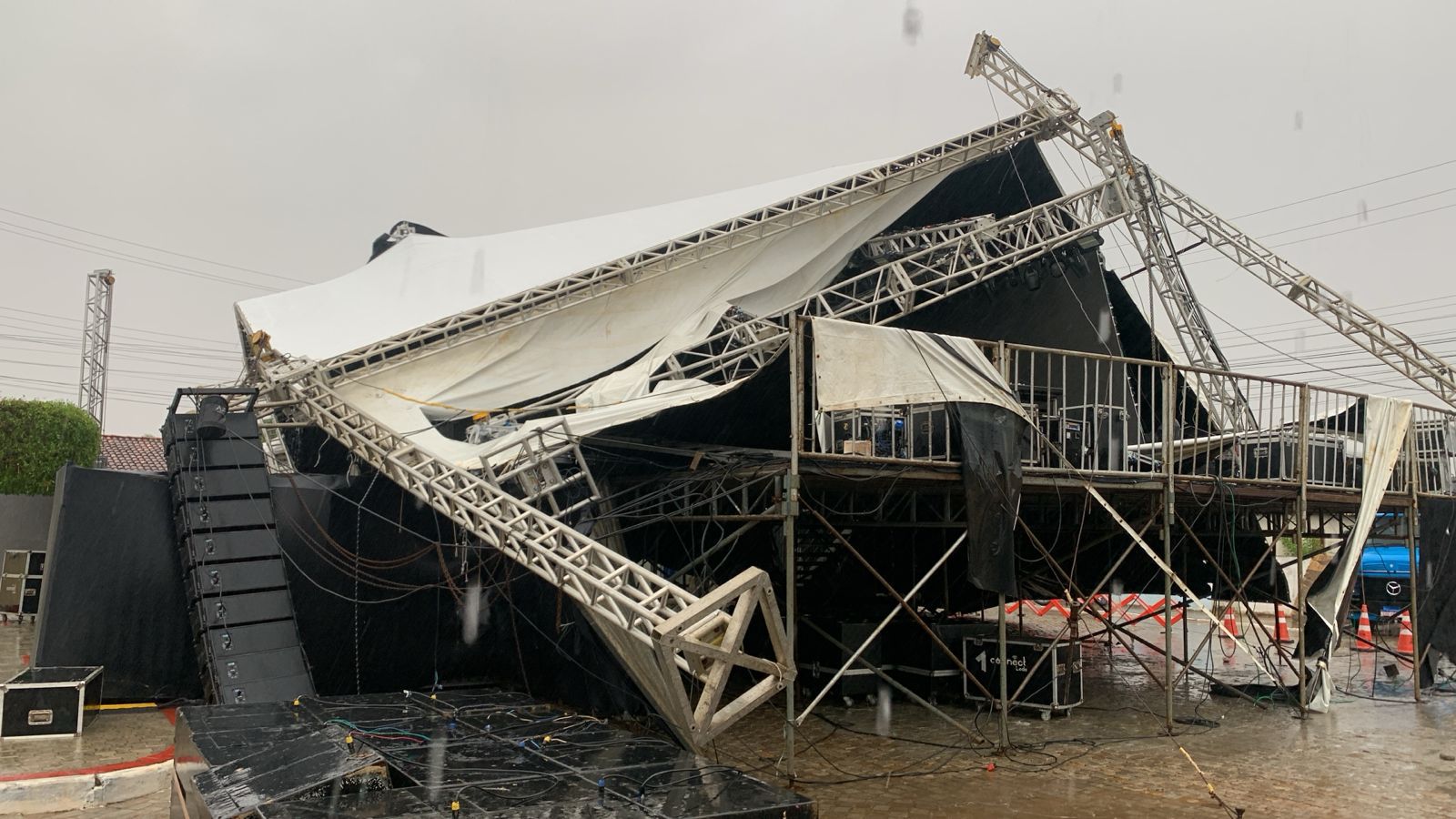Palco desaba em Sátiro Dias