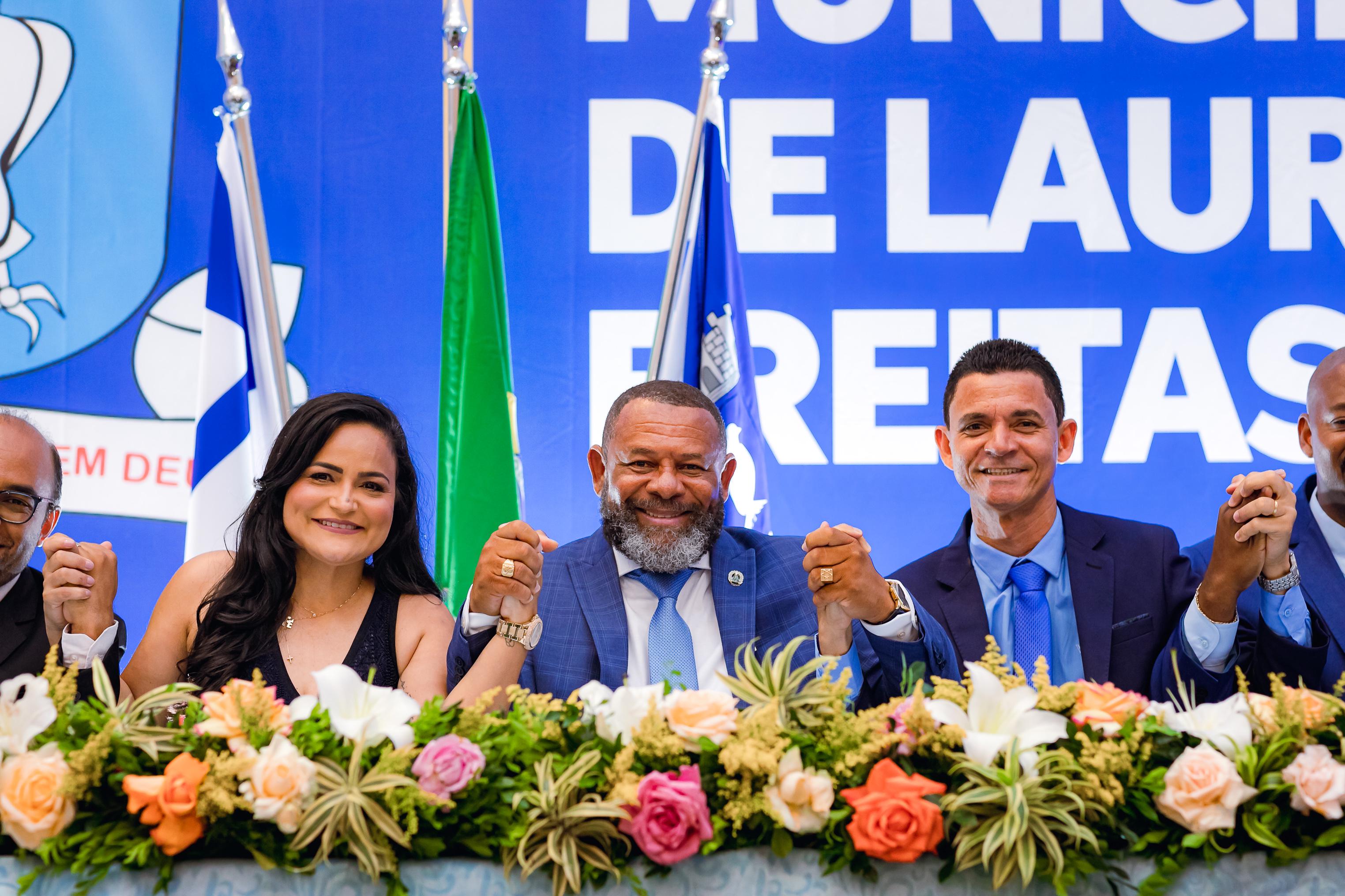 Débora Regis toma posse como prefeita de Lauro de Freitas e faz garantias