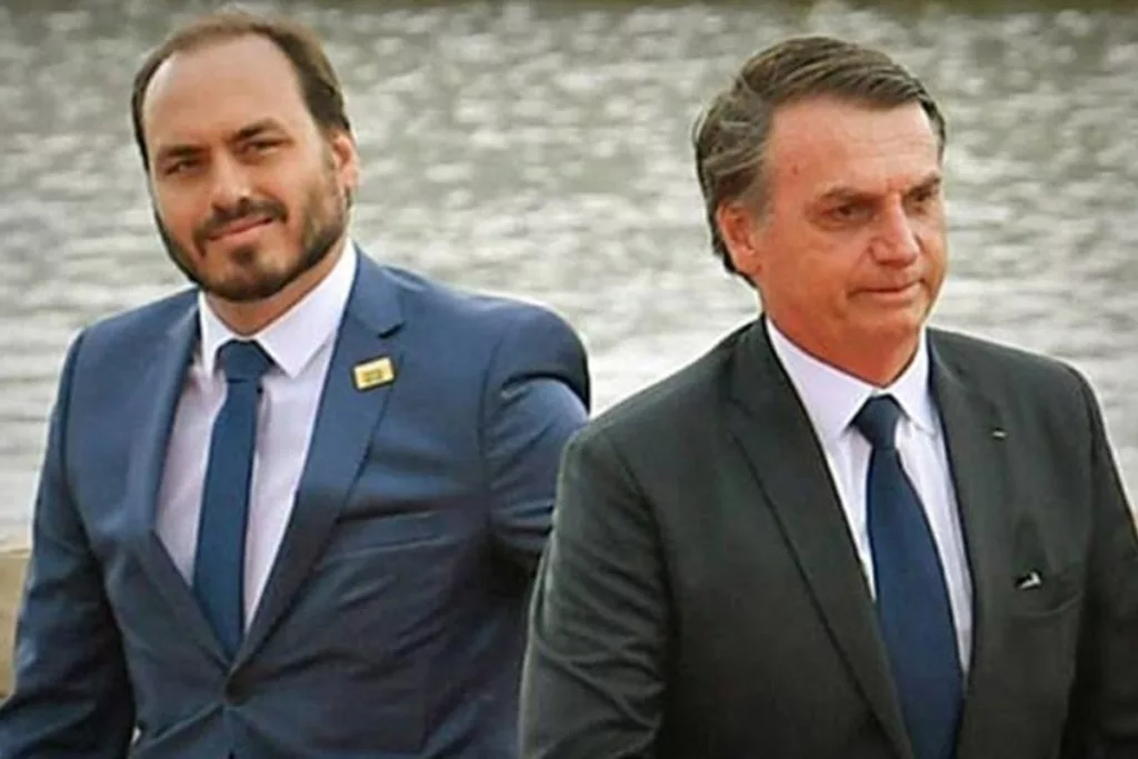 Filho de Bolsonaro diz que ex-presidente teve conta em rede social invadida e roubada