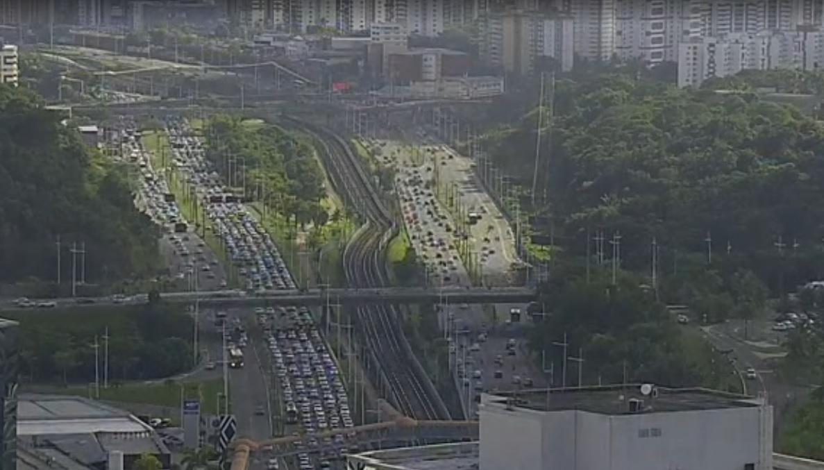 Acidentes deixam trânsito ainda mais complicado na Avenida Paralela na manhã desta 2ª