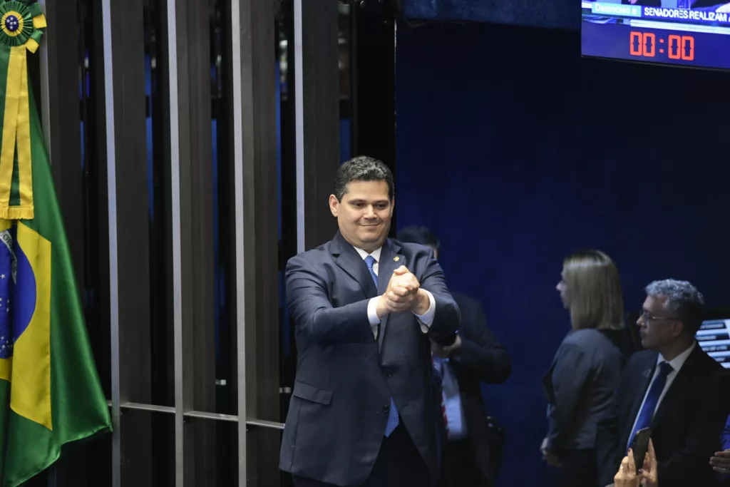 Davi Alcolumbre confirma favoritismo e é eleito presidente do Senado