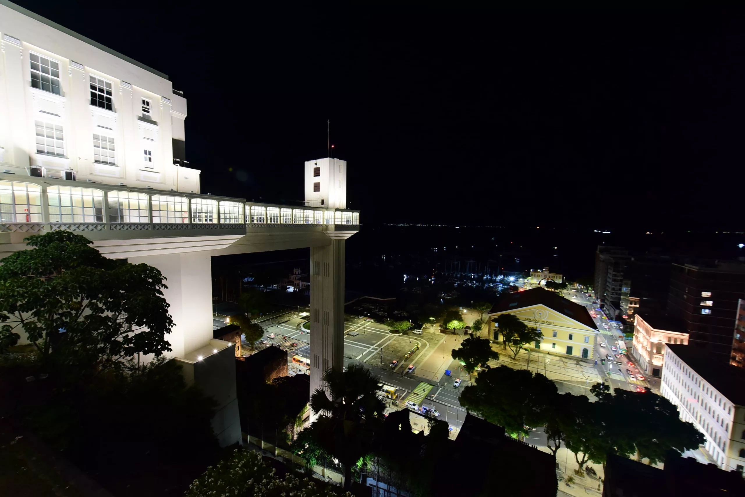 Após mais de um ano em obras, Elevador Lacerda é reinaugurado; cabines ganham ar-condicionado