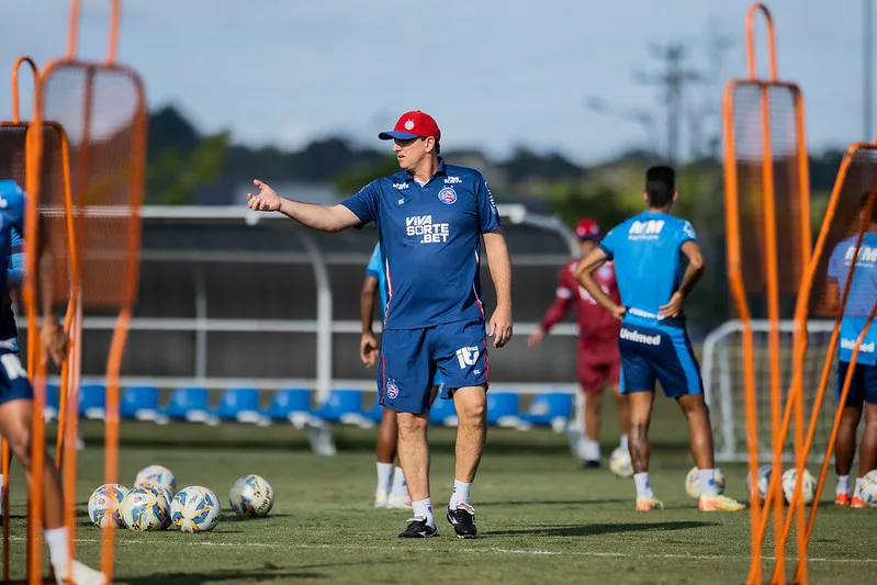 Rogério Ceni relaciona 25 atletas