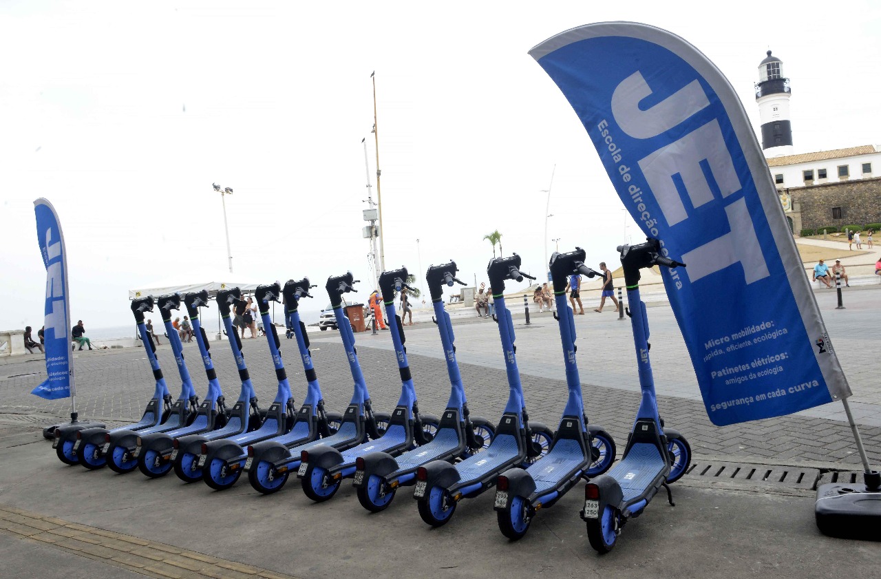 Patinete elétrico na orla de Salvador
