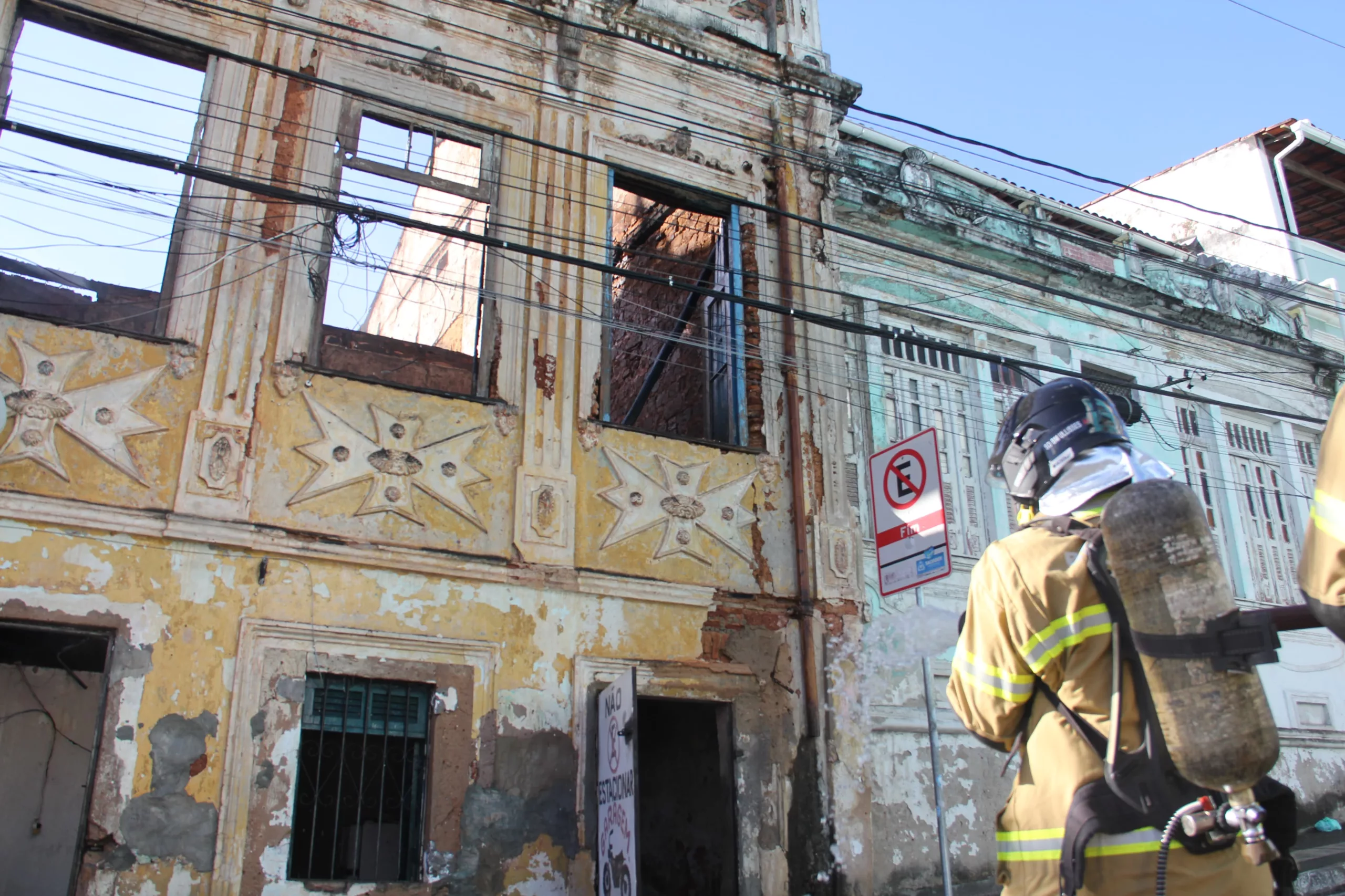 Incêndio em casarão no Santo Antônio Além do Carmo