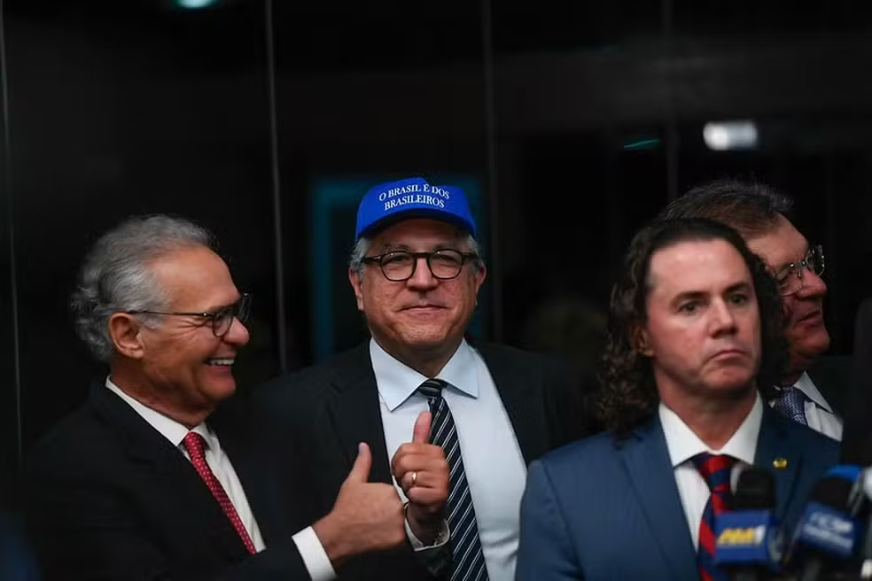 Em provocação a Trump e bolsonaristas, ministros de Lula usam boné com frase criada por Sidônio; confira