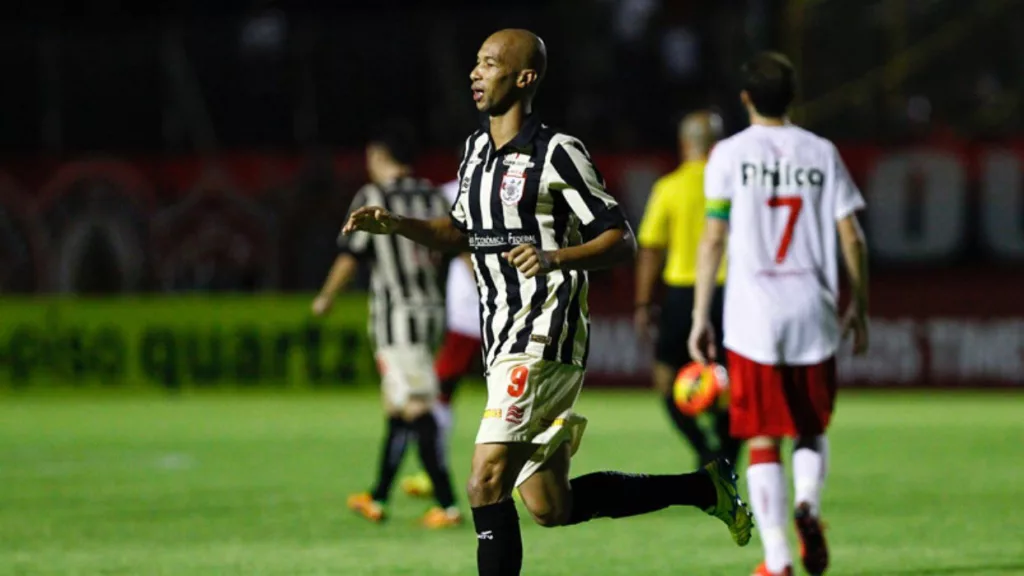 Dinei marca dois gols em Vitória 2x1 Náutico - Brasileirão 2013 | Foto: Felipe Oliveira/EC Vitória