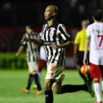 Dinei marca dois gols em Vitória 2x1 Náutico - Brasileirão 2013 | Foto: Felipe Oliveira/EC Vitória