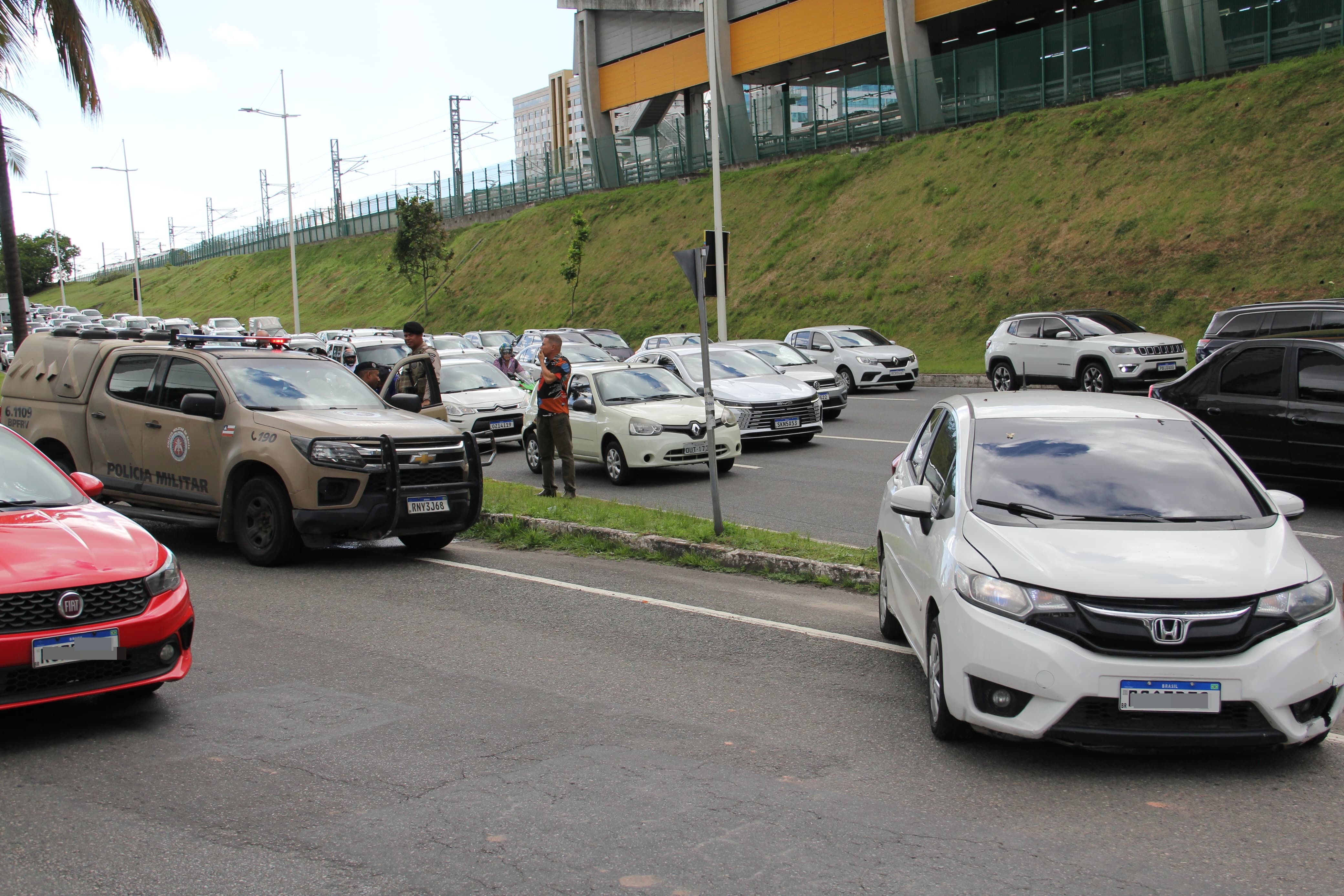 Viatura da PM e carros na Avenida Paralela
