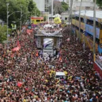 Deputado da Alba aliado a Bolsonaro quer proibir passagem de blocos de Carnaval em frente a igrejas e hospitais