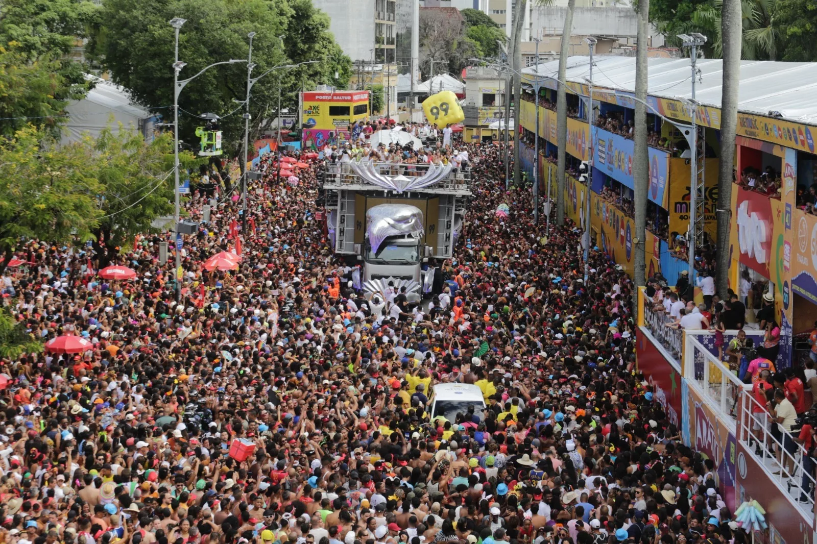 Deputado da Alba aliado a Bolsonaro quer proibir passagem de blocos de Carnaval em frente a igrejas e hospitais