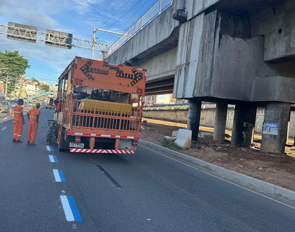 Motofaixa sendo implantada na Avenida Bonocô. Foto: Divulgação/ Transalvador