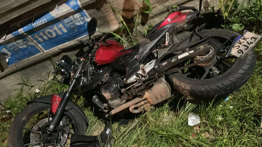 Motociclista teve veículo destruído em acidente