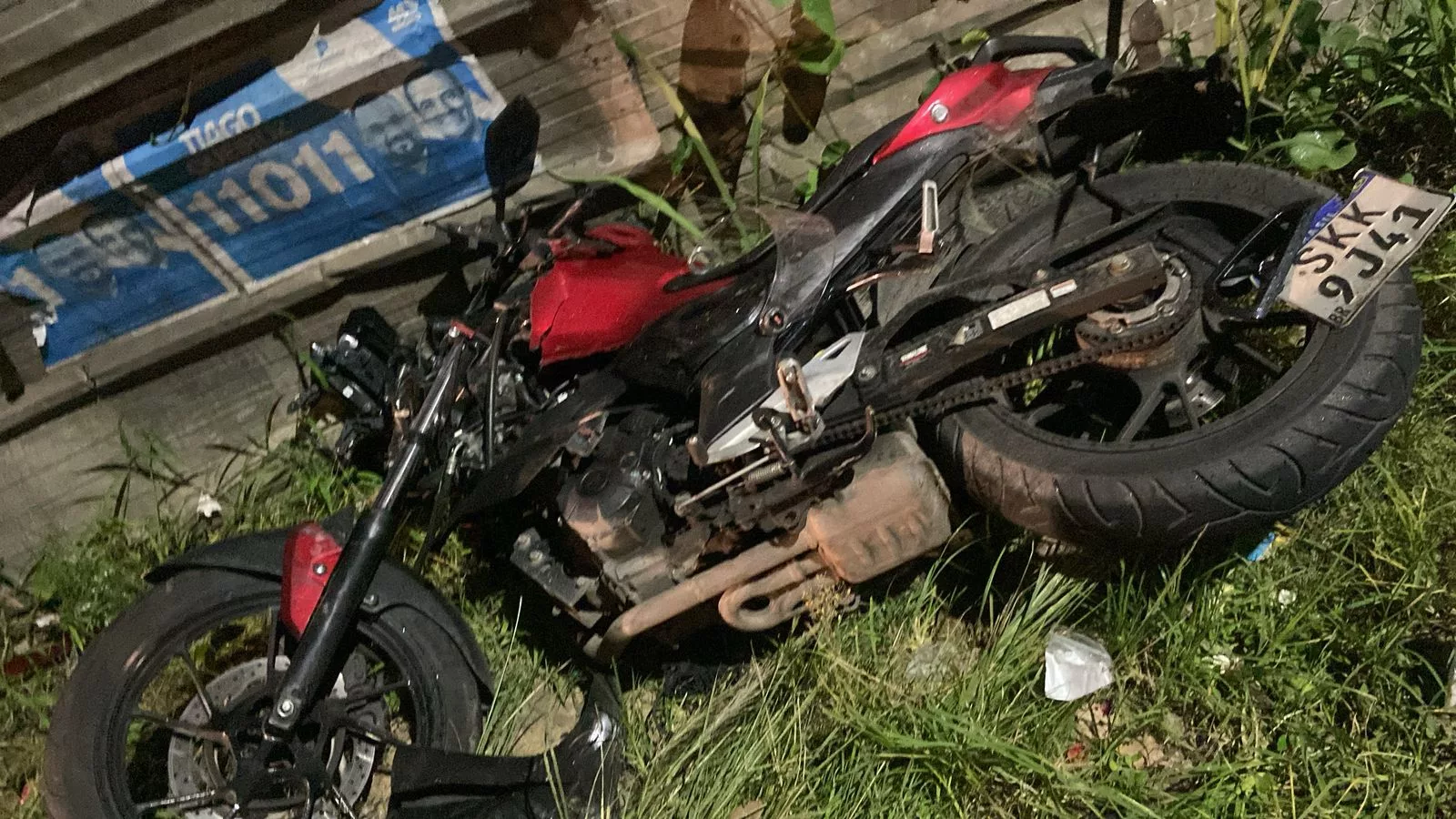 Motociclista teve veículo destruído em acidente