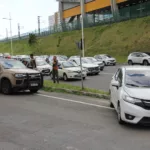 Viatura da PM e carros na Avenida Paralela