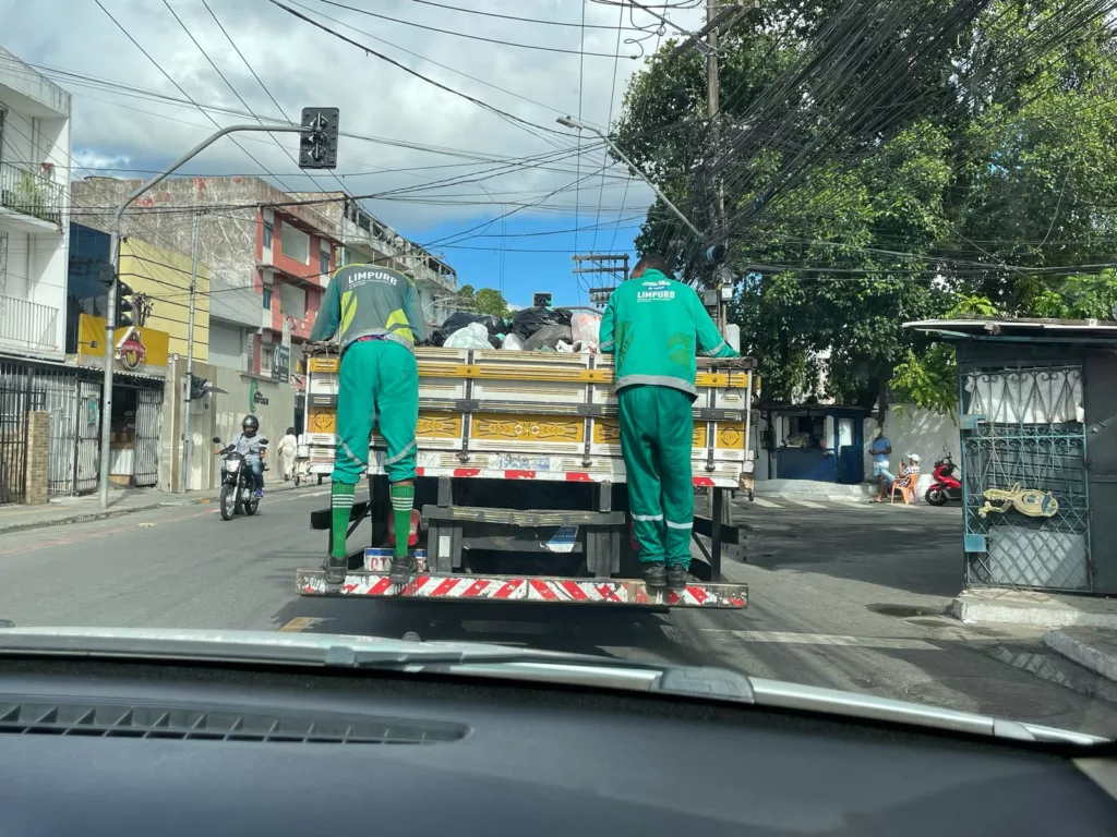 Limpurb realiza coleta irregular em Pernambués