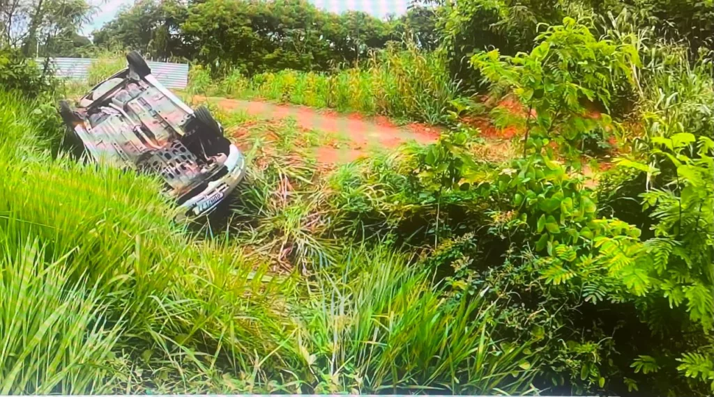 Veículo capotou na região de Águas Claras, em Salvador