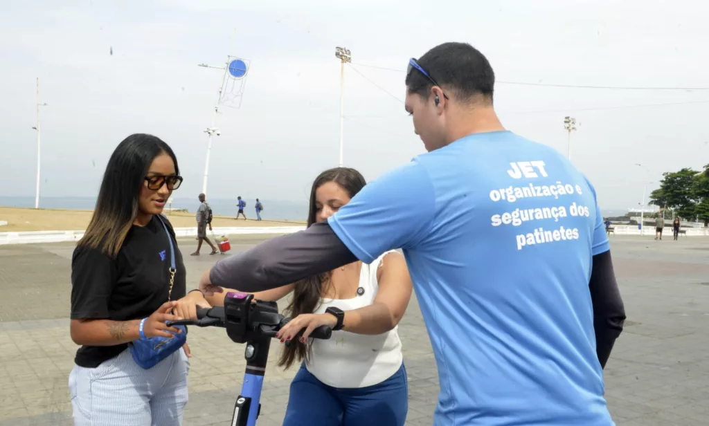 Usuários de patinetes em Salvador tem aulas de direção gratuitas