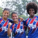Mila Santos, Ellen e Kaiuska, autoras dos gols tricolores em Internacional 2x3 Bahia - 1ª rodada do Brasileirão Feminino 2025 | Foto: Catarina Brandão/EC Bahia