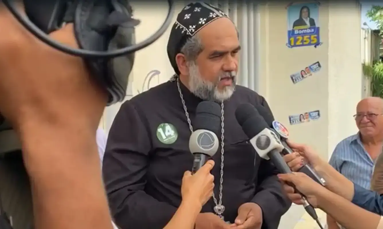 Bolsonaro na UTI: Padre Kelmon celebra missa em porta de hospital em Brasília
