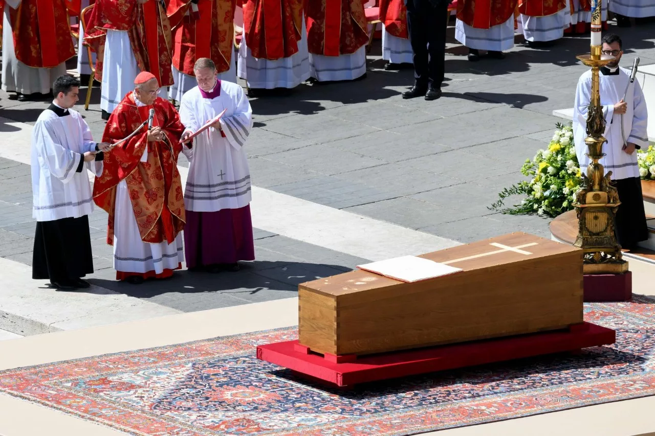 Funeral do papa Francisco reúne 200 mil pessoas e líderes mundiais em Roma Funeral do papa Francisco reúne 200 mil pessoas e líderes mundiais em Roma