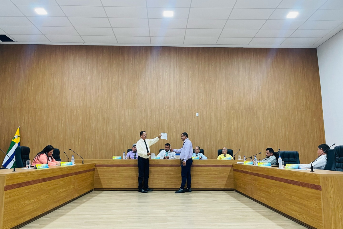 Vereadores 'caem pra dentro' após desentendimento em sessão na Câmara