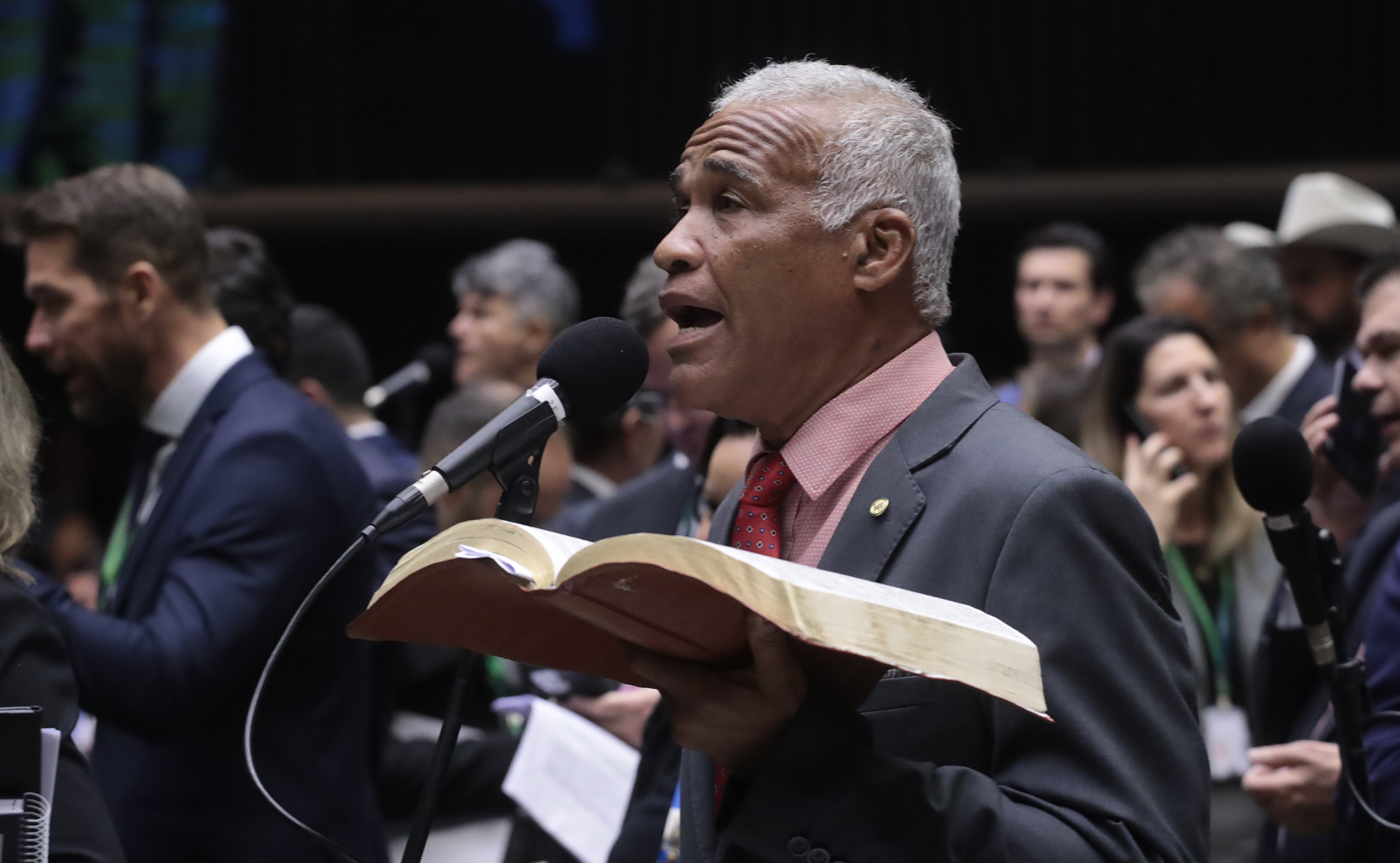 VÍDEO: Isidório 'mete inglês' em discurso na Câmara e quer conversa com Trump