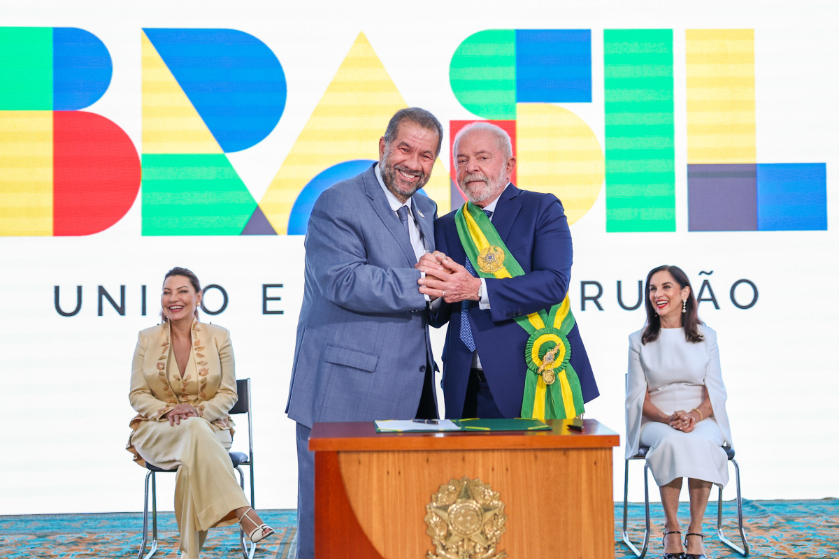 Carlos Lupi diz que governo não foi omisso no caso das fraudes no INSS e faz alerta: 'tem muita safadeza'