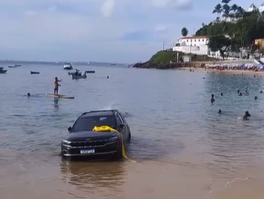 Carro na praia